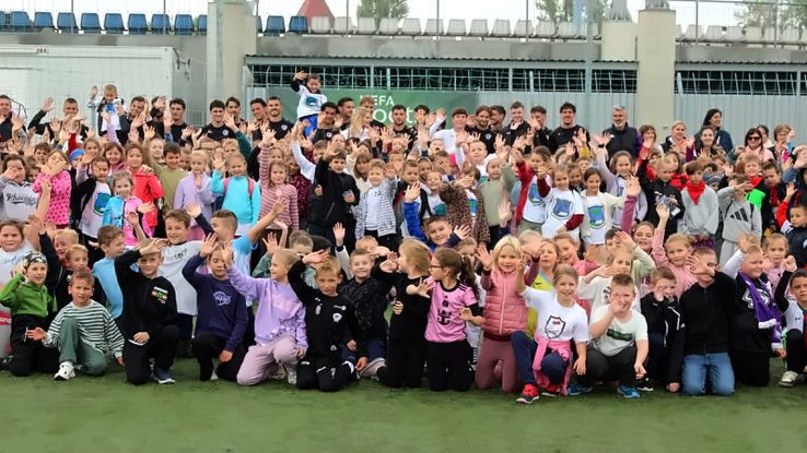 Közel ötszáz iskolás gyermek futballozott a Széktói Stadionban