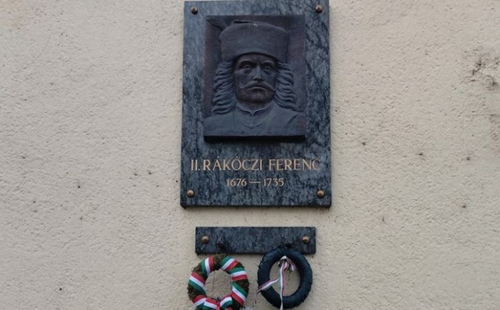 II. Rákóczi Ferenc emléktáblájánál tartanak koszorúzást