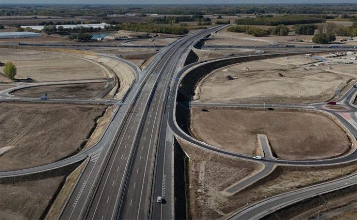 Decemberben helyezhetik forgalomba az M44-es, M5-ös és az 5-ös főúti csomópontrendszert
