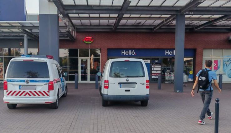 Betörtek az Izsáki úti Tesco ékszerüzletébe