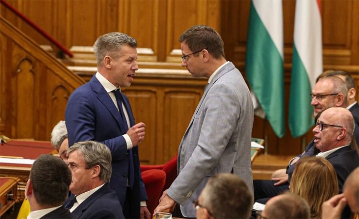 Óriási balhé a Parlamentben – Magyar Péter felpattant a helyéről, és átment Gulyáshoz, fél méterről üvöltött az arcába, csak úgy zúgott az ülésterem!