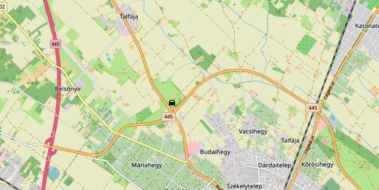 Felborult egy autó Kecskemét közelében: a 445-ös főúton, az 5-ös főútra vezető lehajtónál