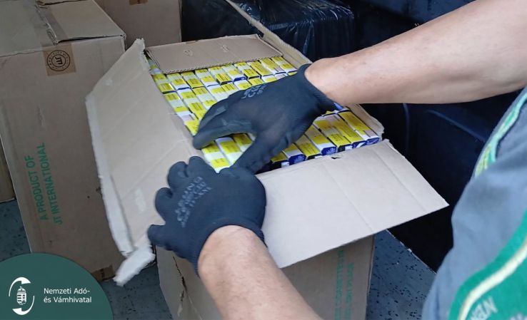 Ismeretlen autó, ismert cigarettamárkák – 16 milliós cigarettafogás Bács-Kiskunban