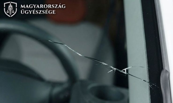 A szélvédőn vett elégtételt a szabálytalannak vélt kanyarodás miatt