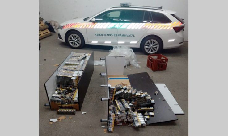 Bútorszállítónak álcázott dohányfutár az M5-ös autópályán