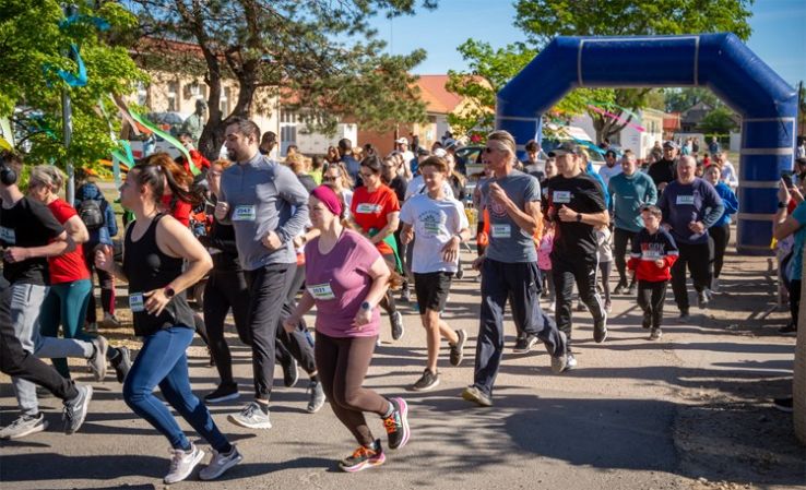 Idén is remek volt a hangulat a helvéciai futóversenyen és majálison