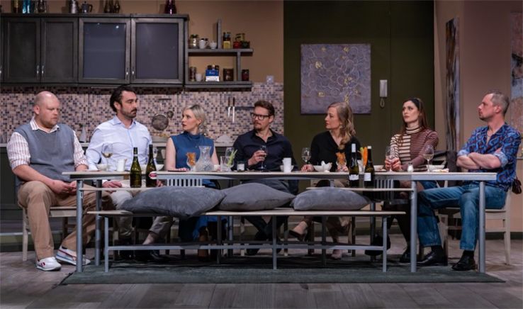 Elérkezett az évad utolsó kecskeméti premierje: a Teljesen idegenek debütált a Kelemen László Kamaraszínházban