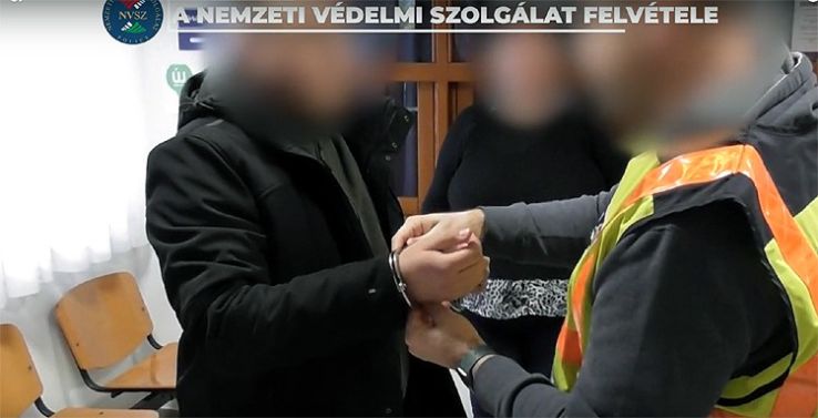Bilincsben vitték el a földhivatali ügyintézőt, az ügyvéd pedig szabadlábon védekezik