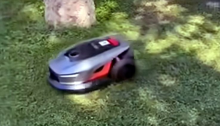 Villámgyorsan elfogták a főtérről ellopott robotfűnyíró tolvaját (VIDEÓ)
