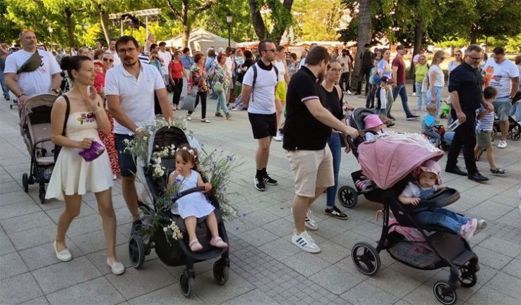 Vidám családi felvonulás színesítette a Nyitott Városháza programsorozatot Kecskeméten