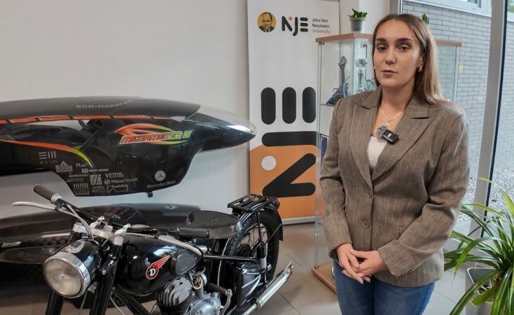 16 éves lányként egyedül újított fel egy 1956-os Csepel motorkerékpárt a Neumann János Egyetem hallgatója