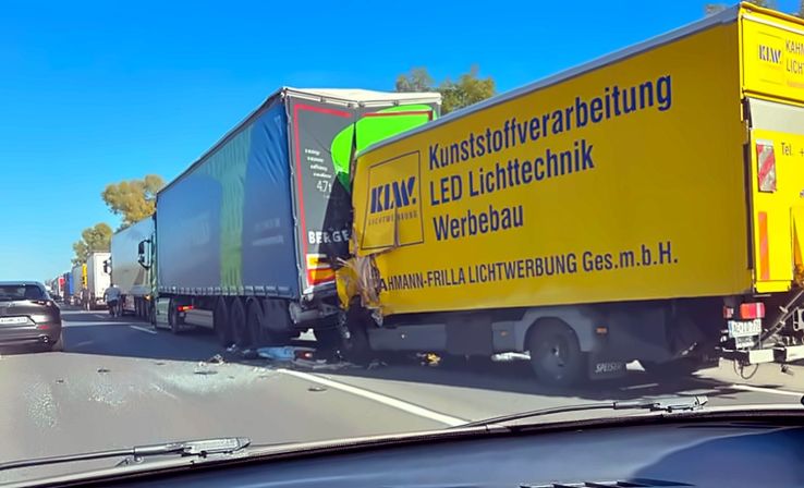 Kamion és teherautó ütközött az M5-ösön, egy ember beszorult