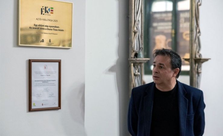 Elhelyezték a Cifrapalotában Az Év Kiállítása 2025 díjat jelképező réztáblát