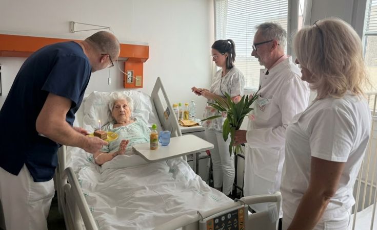 Százéves lett Piroska néni, akit a kórházban köszöntöttek fel