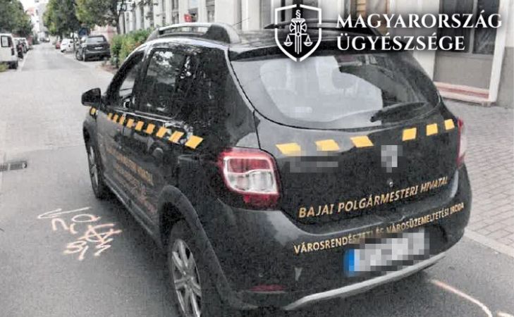 Salátás ládával támadt a közterület-felügyelőkre az úttestet eltorlaszoló boltos