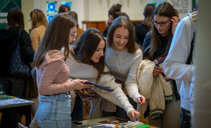 Egyetemi képzéseket mutattak be és látványos kísérletekkel népszerűsítették a természettudományokat a Refiben