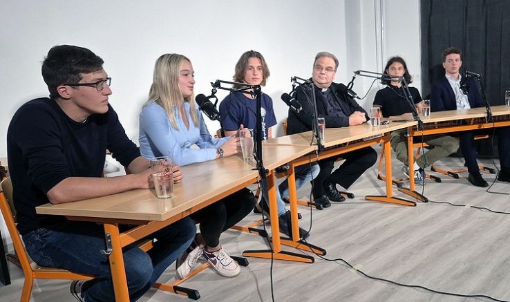 Pódiumbeszélgetés az okostelefonok iskolai korlátozásáról a Piarista Gimnáziumban