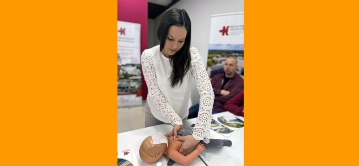 Csecsemő újraélesztést tanultak az érdeklődők Kecskeméten