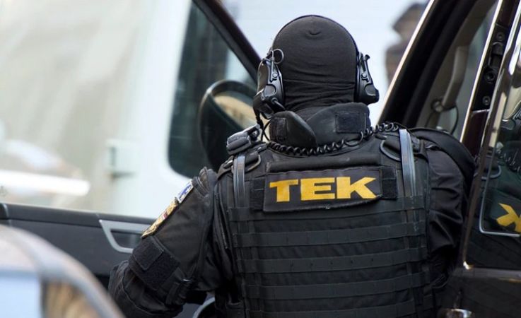 Lajosmizsén bevetésen a TEK: fegyverrel a kezében zárkózott be egy férfi