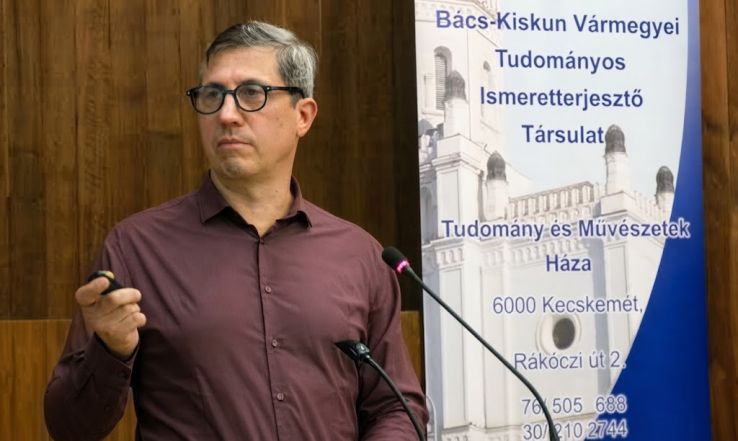 Telt ház előtt beszéltek a szürkehályogról
