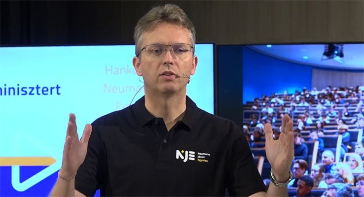 Kérdezd a minisztert – Dr. Hankó Balázs a Neumann János Egyetemen (VIDEÓ)