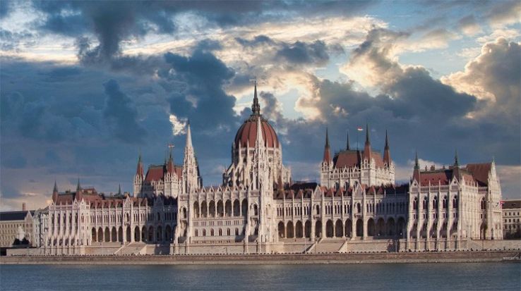 Vizsgálóbizottságokat állíthat fel, és elkezdi az alaptörvény-módosítás vitáját a parlament