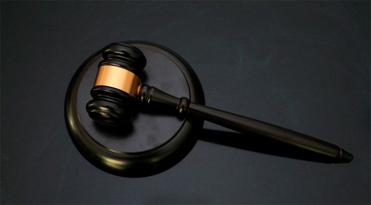 Álrendőrként raboltak Kecskemét belvárosában – Jogerős ítélet született a párossal szemben