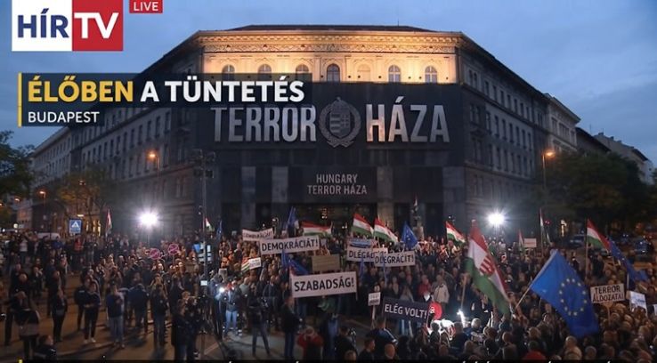 Vasárnap tüntetés a Terror Háza előtt – Élőben közvetíti a Hír TV