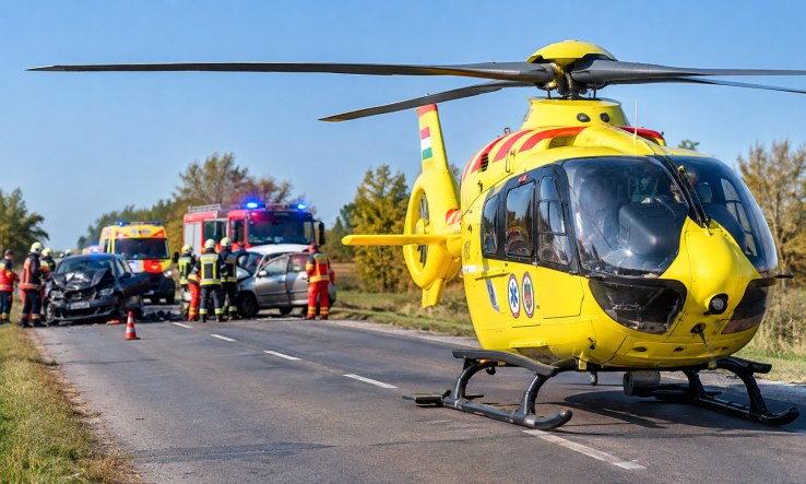 Mentőhelikopter is érkezett a Miske és Hajós között történt balesethez