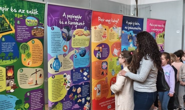 Kecskeméten startolt a „Szeretem a papírt” országos kampány vándorkiállítása