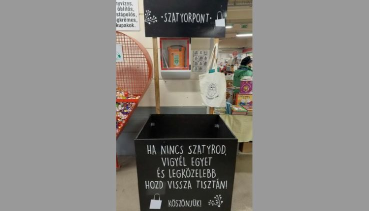 Szatyorkölcsönző a Budai utcai piaccsarnokban