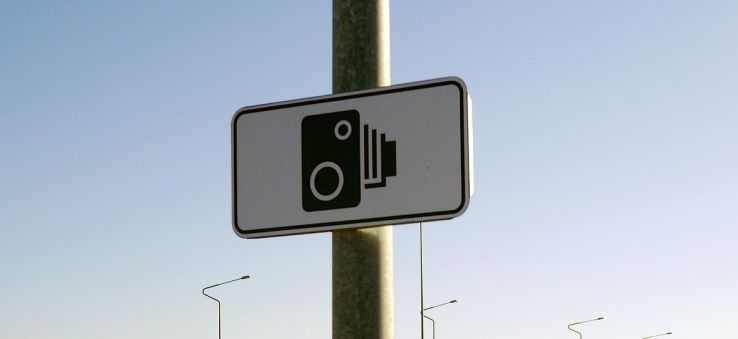 Ötven helyett 106 kilométeres tempóval hajtott