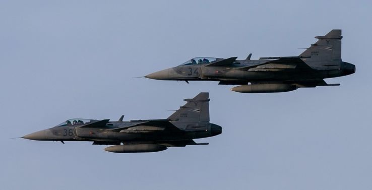 Díszelgő áthúzással tisztelegnek a kecskeméti Gripenek a forradalom hősei előtt