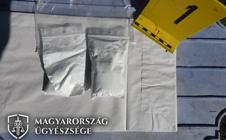 Tolltartóban és bőröndben rejtegették a kábítószert
