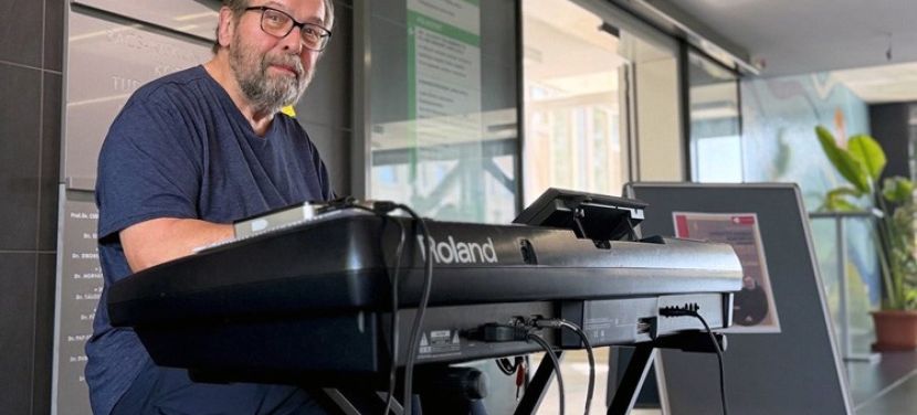Kontra Zoltán dallamai varázsoltak lélekemelő hangulatot a kórházba