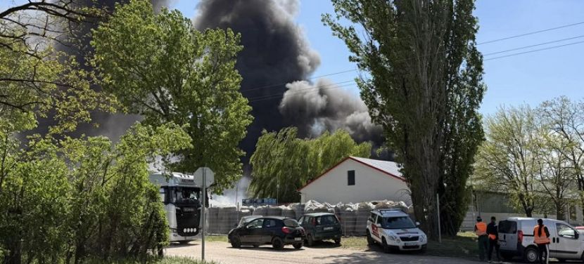 Lángol egy hulladékfeldolgozó telep a Helvéciai út mellett