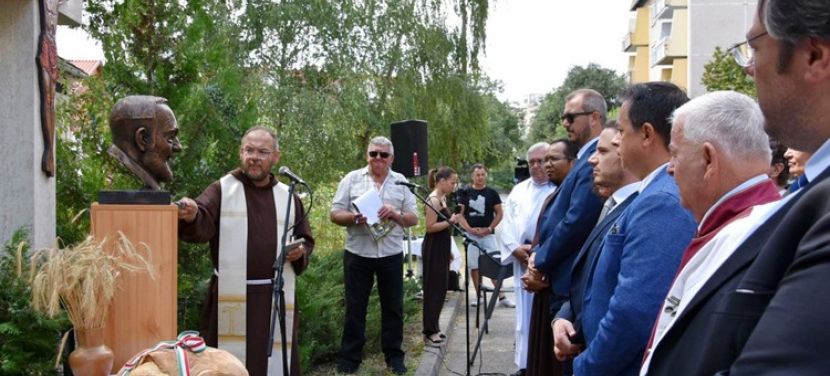 Pietrelcinai Szent Pio bronz fejszobrát avatták fel Kecskeméten