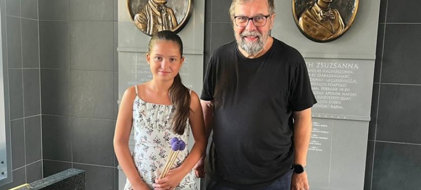 A zene gyógyító ereje: ismét felcsendültek a dallamok a kecskeméti kórházban