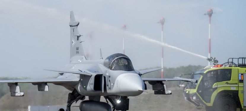 Megérkezett a kecskeméti repülőbázisra a két új Gripen harcászati repülőgép