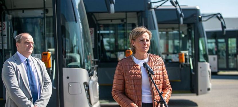 Újabb lépés a megújulás útján: hat modern csuklósbusz állt forgalomba Kecskeméten