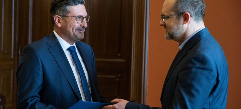 Molnár János átvette képviselői megbízólevelét Kecskeméten