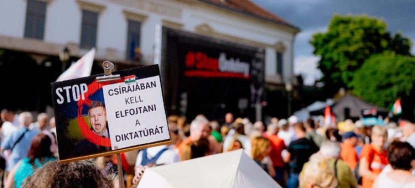 Rétvári Bence: azért módosítják az alaptörvényt, hogy a korábbi Fidesz-KDNP-s képviselőket eltávolítsák a parlamentből