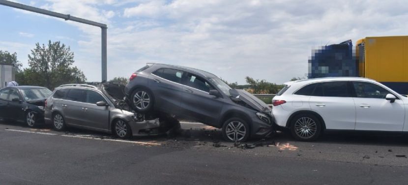Egy pillanat, és máris dominó lett az autópályán – Durva baleset az M5-ösön