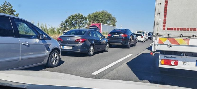Több mint tíz kilométeres a torlódás az M5-ös Röszke felé vezető oldalán Lajosmizsénél