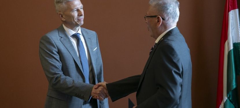 Mandátumátvétel Kecskeméten: megkezdődött a képviselők megbízóleveleinek átadása