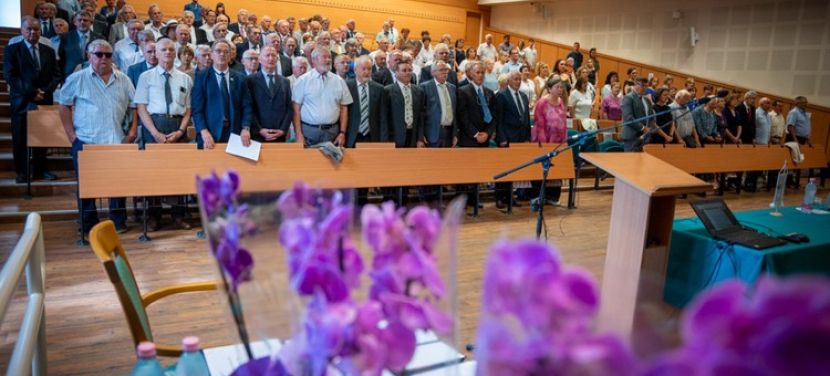 Aranydiplomákat adtak át a Neumann János Egyetemen – Fél évszázada végeztek a GAMF mérnökei