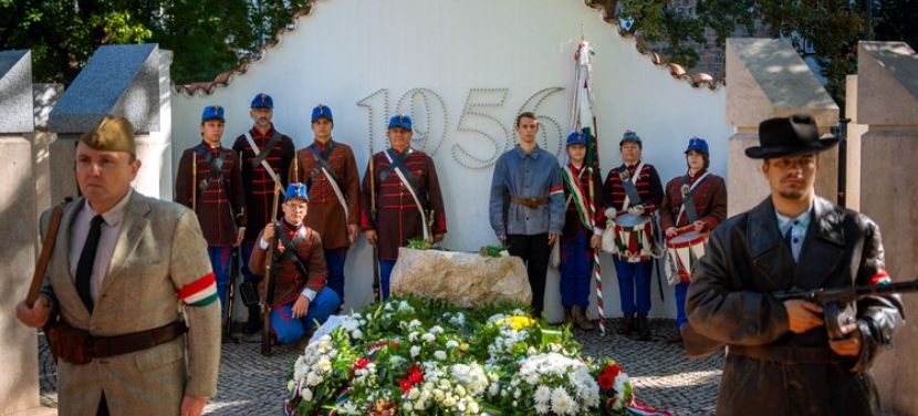 Ünnepi műsorral és koszorúzással emlékeztek meg az 1956-os forradalom hőseiről Kecskeméten