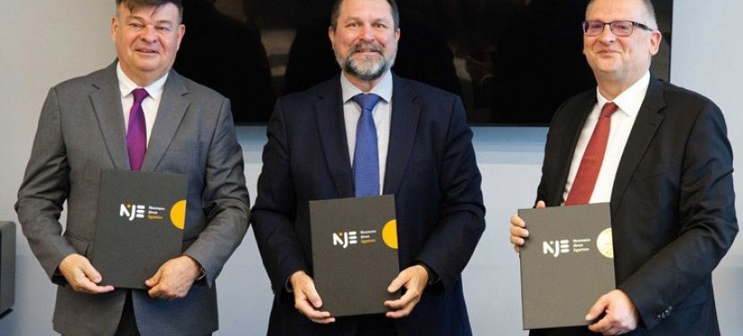 Közös pályát nyitna a diákok előtt a Neumann János  Egyetem és a Mercedes-Benz Schule