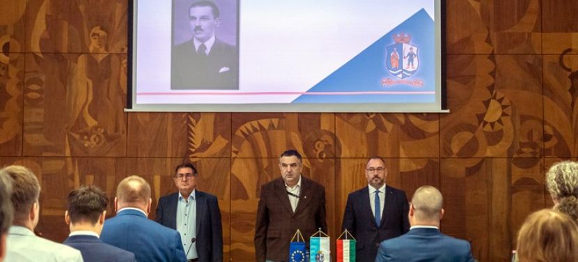 Dr. Szobonya Zoltánra emlékeztek a kecskeméti Megyeházán