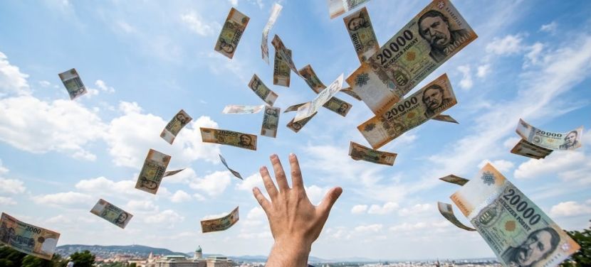 Év végével kivezeti a közszolgálati dolgozók évi egymillió forintos támogatását a kormány